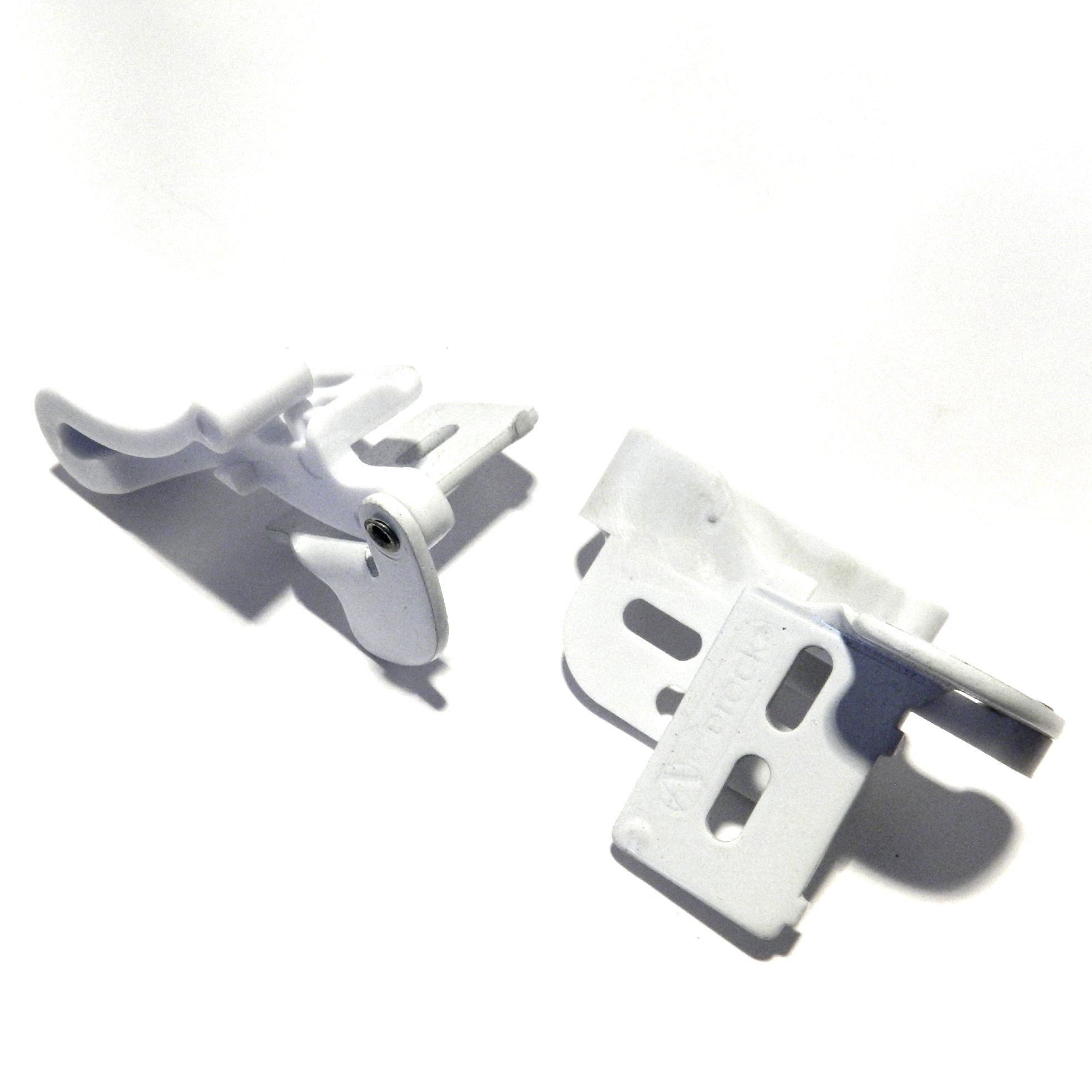 Par de bisagras para cuchillos de gabinete con cierre automático Amerock CM2603-W, color blanco, empotradas, 1/4"