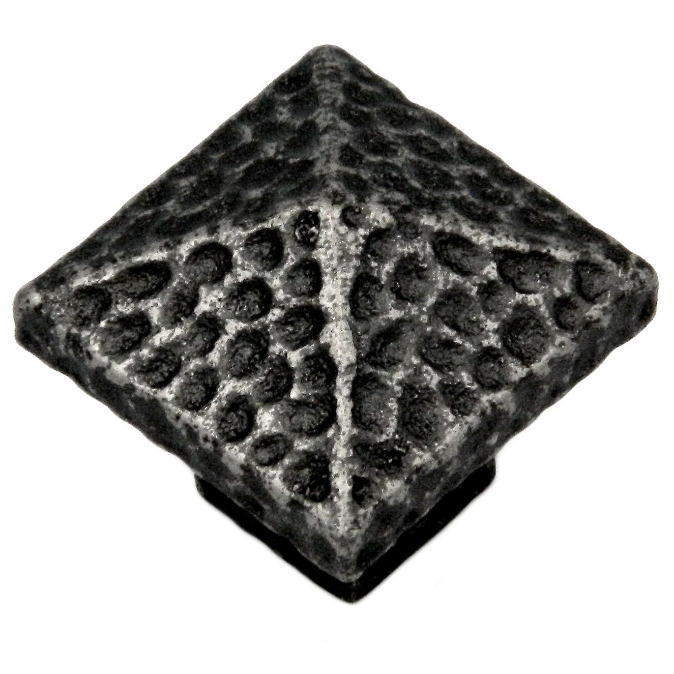 Belwith Keeler Kingston 1 1/4" Antiguo peltre inglés cuadrado martillado pirámide latón macizo perilla de gabinete M682