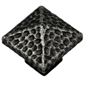 Paquete de 10 perillas de gabinete de latón macizo con forma de pirámide martillada cuadrada de peltre inglés antiguo Belwith Keeler Kingston de 1 1/4" M682