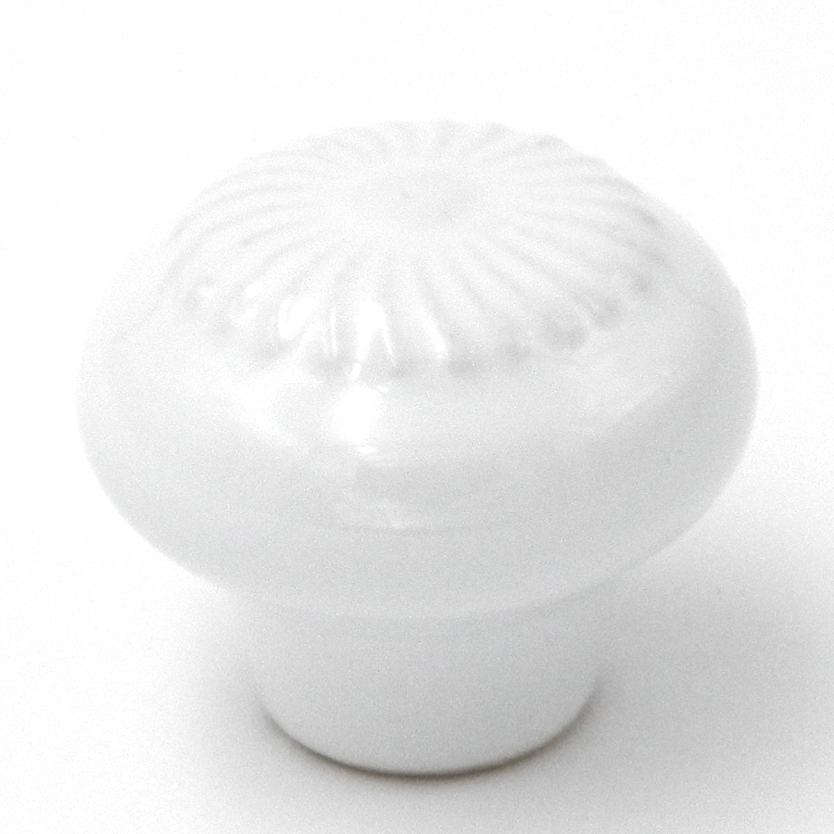 Hickory Hardware English Cozy - Perilla redonda para gabinete de porcelana, color blanco, 1 1/4 pulgadas, PA0312-W